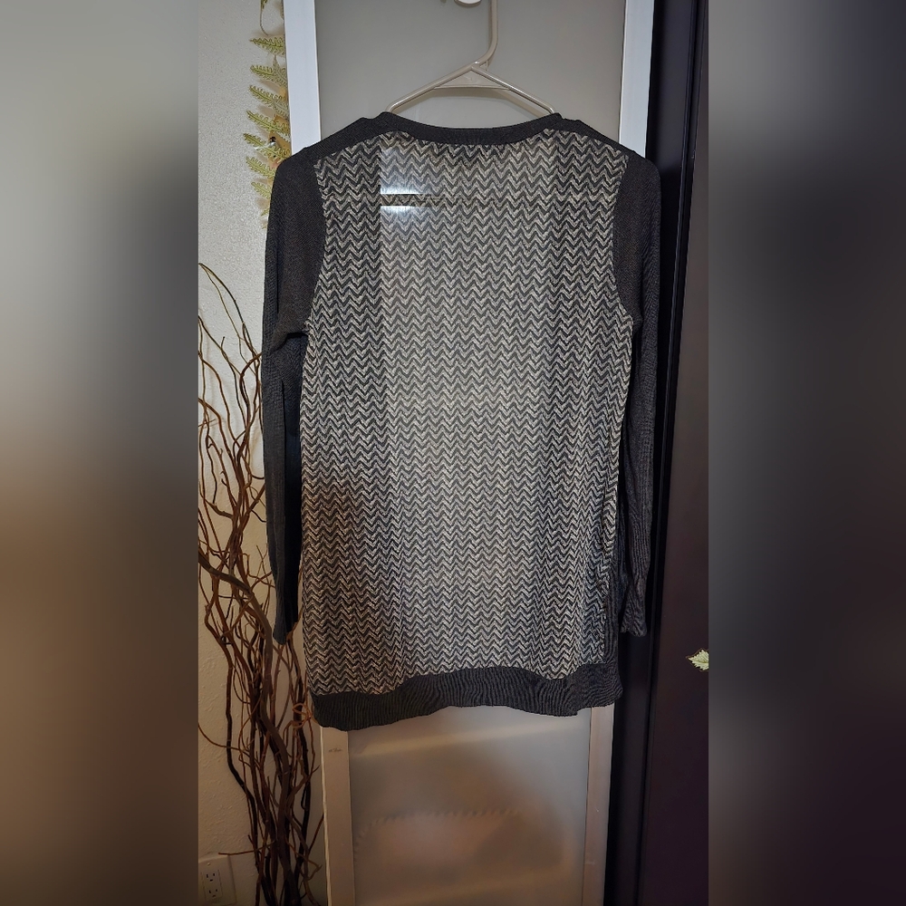 Chic Gray Blazer With Patterned Lining - image 2